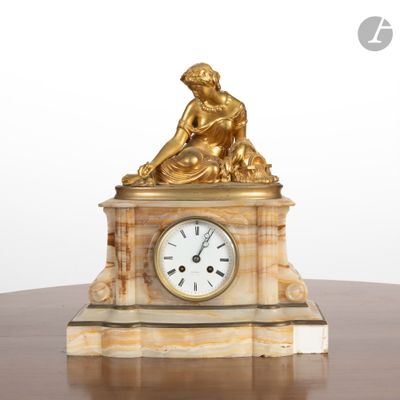 une horloge en or posée sur une table en bois