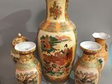 quatre vases posés les uns à côté des autres sur une table