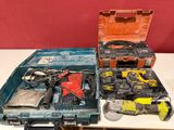 de nombreux outils posés sur une table