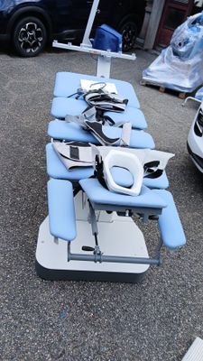 une table posée au milieu d'un parking