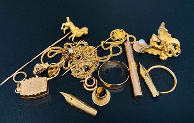 beaucoup de bijoux en or sur une surface noire
