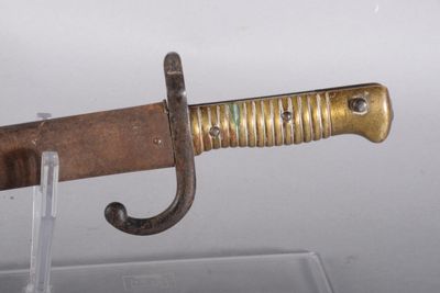 une épée dorée exposée dans une vitrine