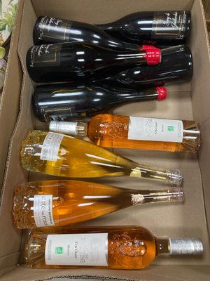 plusieurs bouteilles de vin dans une boîte en carton posée sur une table
