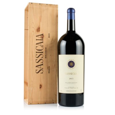 une bouteille de vin rouge à côté d'une caisse en bois