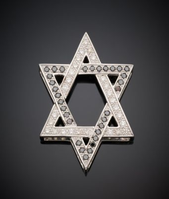 un pendentif en forme d'étoile de David en diamant sur fond noir