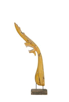 sculpture en bois représentant un oiseau sur un socle, sur fond blanc