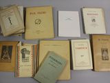 plusieurs vieux livres posés sur une table les uns à côté des autres