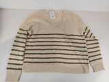 Le pull est rayé de beige et de vert, avec un col en V.