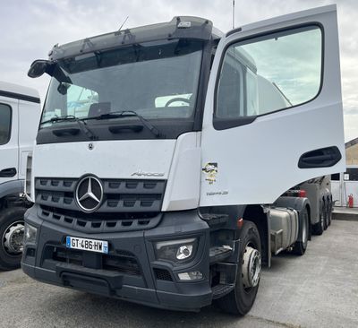 un camion blanc garé dans un parking