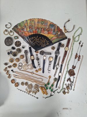 une photo montrant un assortiment d'objets posés sur une table