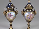 paire de vases anciens en porcelaine française, ornés de scènes peintes à la main