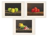 trois tableaux représentant des pommes, des radis et des radis posés sur une table