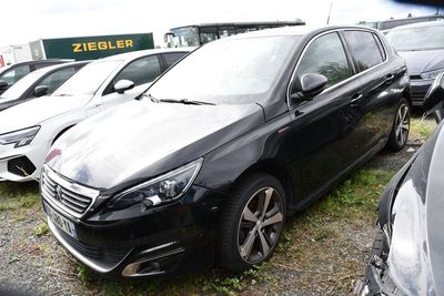 une voiture noire garée sur un parking à côté d'autres voitures