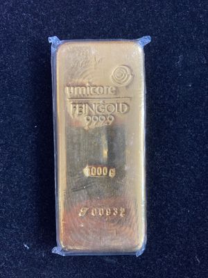 un lingot d'or posé sur une surface noire