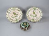 deux assiettes ornées de motifs verts et blancs et une petite boîte