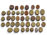 plusieurs types de pièces de monnaie sont disposés sur une surface blanche