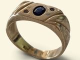 une bague en or sertie d'une pierre bleue