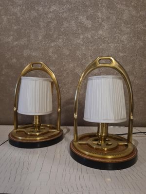 deux lampes posées sur une table, chacune munie d'un abat-jour