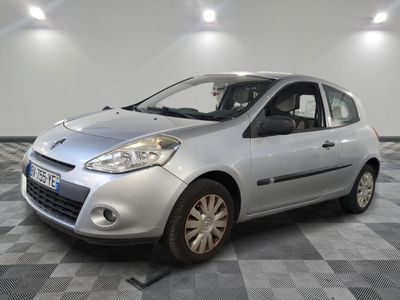 la photo d'une voiture argentée garée dans un garage