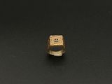 l'image d'une bague en or ornée d'une croix