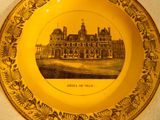 une plaque jaune sur laquelle figure l'image d'un bâtiment