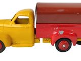 un camion jouet avec un tonneau à l'arrière