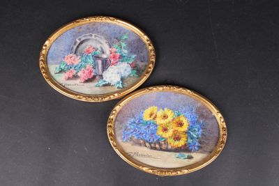 deux miniatures représentant des fleurs dans un vase posé sur une table