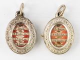 deux boucles d'oreilles en argent ornées d'un beignet
