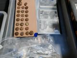 un plateau posé sur une table, contenant un tas de pièces de monnaie