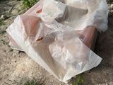 un sac poubelle posé par terre à côté d'une borne d'incendie