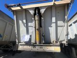un camion-benne garé à côté d'un immeuble