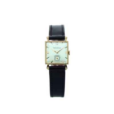 une image représentant une montre noire et dorée avec un cadran blanc