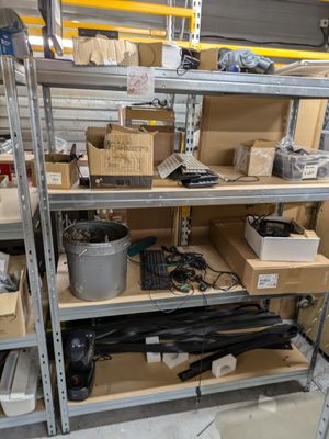 une étagère contenant de nombreux objets dans une pièce