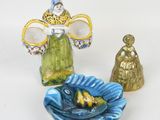 trois figurines posées sur une surface blanche