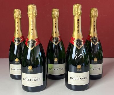 six bouteilles de champagne sont alignées sur un comptoir