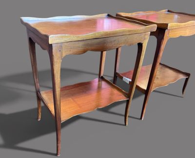 deux tables en bois avec une étagère de chaque côté