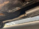 un gros plan sur le pot d'échappement et le silencieux d'une voiture