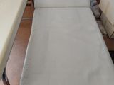 une photo d'une table sur laquelle est posé un matelas