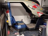 un petit avion posé sur une machine