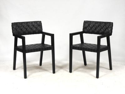 une paire de fauteuils en cuir noir sur fond blanc