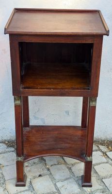 une petite table en bois surmontée d'une étagère