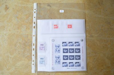 une photo d'un classeur sur lequel sont collés des timbres