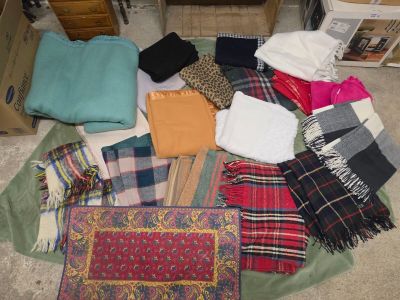 164 / À récupérer dans une maison à Meyzieu : -1 / Lot…
