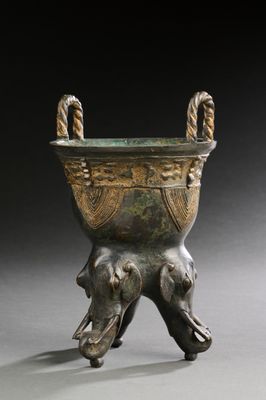 une image représentant un vase en bronze orné de deux éléphants