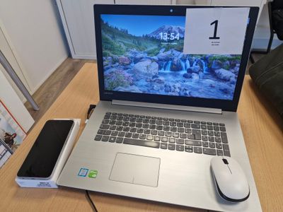 un ordinateur portable posé sur un bureau en bois