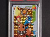 un gros plan d'une carte à collectionner Pokémon posée sur une surface noire