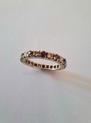 gros plan d'une bague sur une table à fond blanc