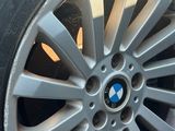 une roue de voiture équipée d'un pneu