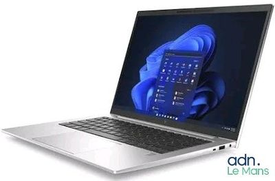 un ordinateur portable sur l'écran duquel apparaît un téléphone portable