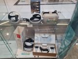 une vitrine en verre contenant divers objets